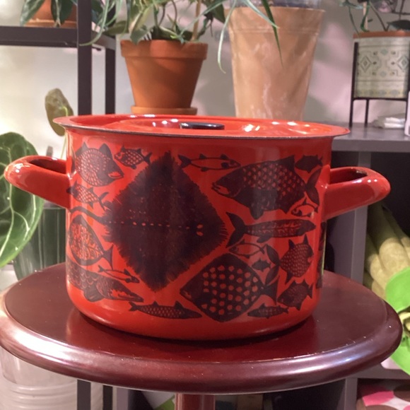 finel Other - Rare Aribia Finel pot in the red Neptun pattern.